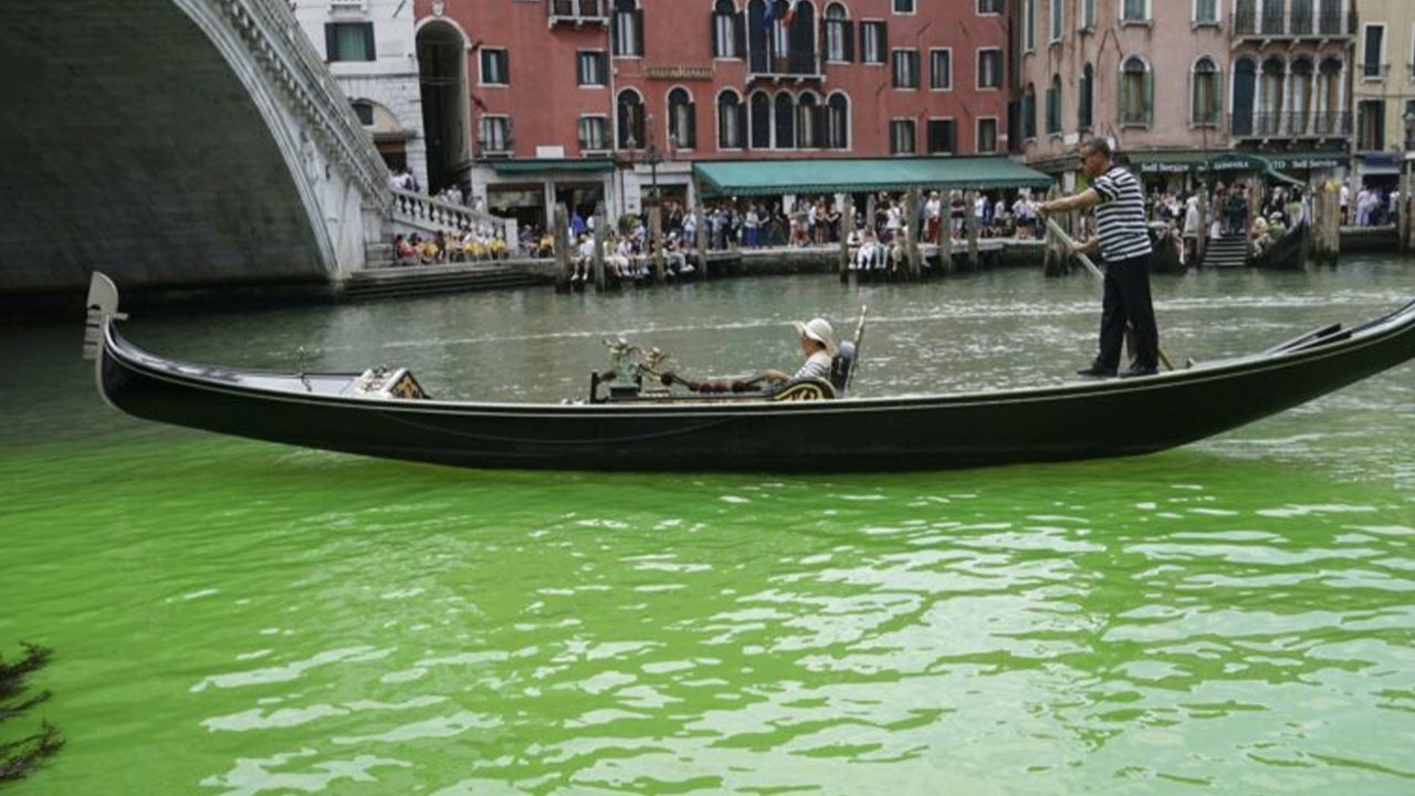 Venedik'teki ünlü Büyük Kanal'ın suyu yeşil renge döndü