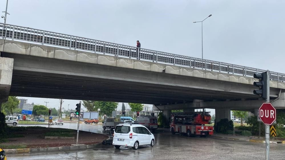 Antalya'da intihar girişimi: Polisler yaklaştı o uzaklaştı! Sağanak yağmur altına zor anlar yaşattı...