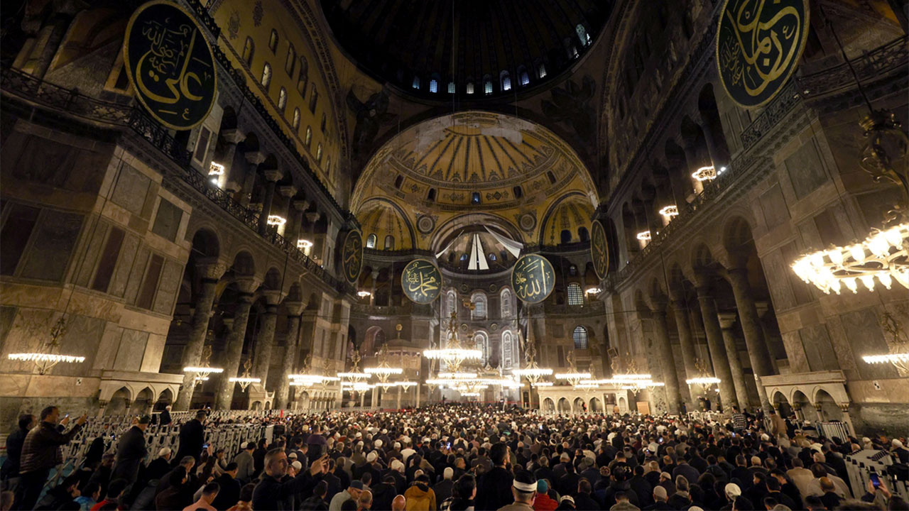 İstanbul'un fethinin 570. yıldönümü etkinlikleri Ayasofya'da başladı! Sabah namazında onbinler toplandı