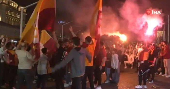 Galatasaraylı taraftarlar şampiyonluğu yurdun her yerinde kutluyor