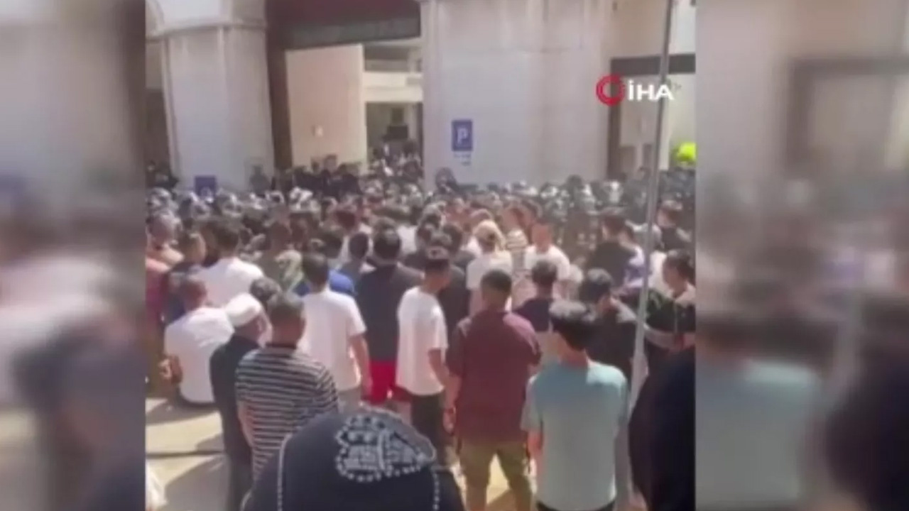 Çin’de caminin yıkılma iddiası Müslümanları sokaklara döktü