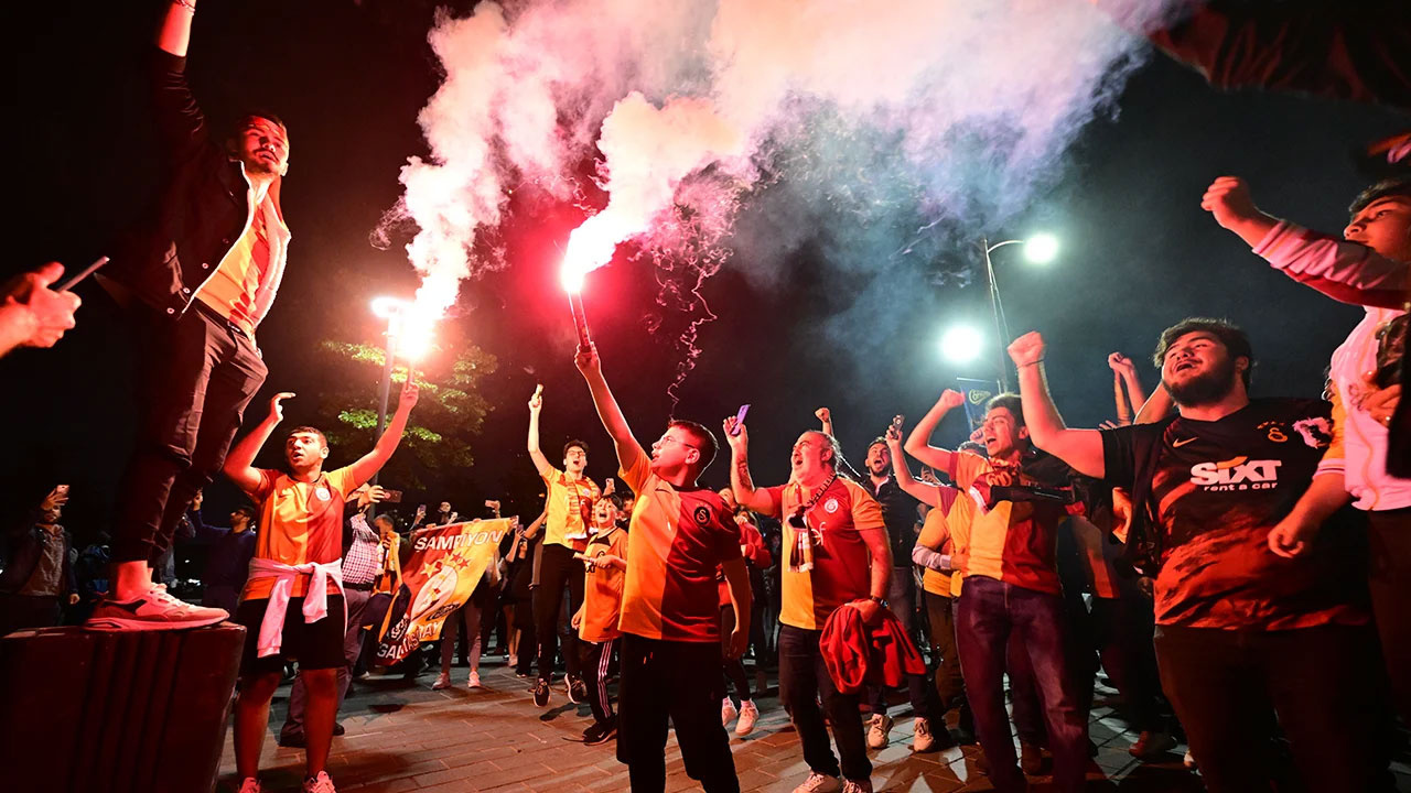 Galatasaraylı taraftarlar şampiyonluğu yurdun her yerinde kutluyor