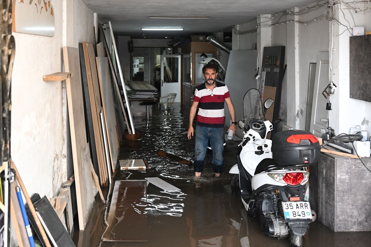İzmir'i yine su bastı! Sağanak yağış hayatı olumsuz etkiledi!