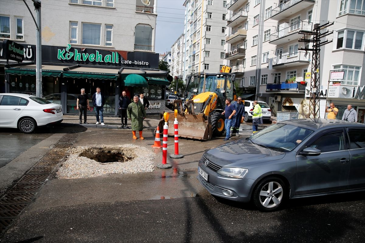 Ankara'yı sağanak yağış vurdu, yol çöktü! Belediye ekipleri çalışmalara başladı...