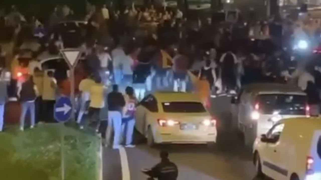 Öfkeli sürücü dehşet saçtı! Kutlama yapan Galatasaray taraftarlarının arasına daldı: 2 kişi yaralandı