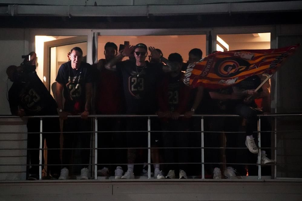 Galatasaray şampiyonluğu Florya’da taraftarıyla kutladı