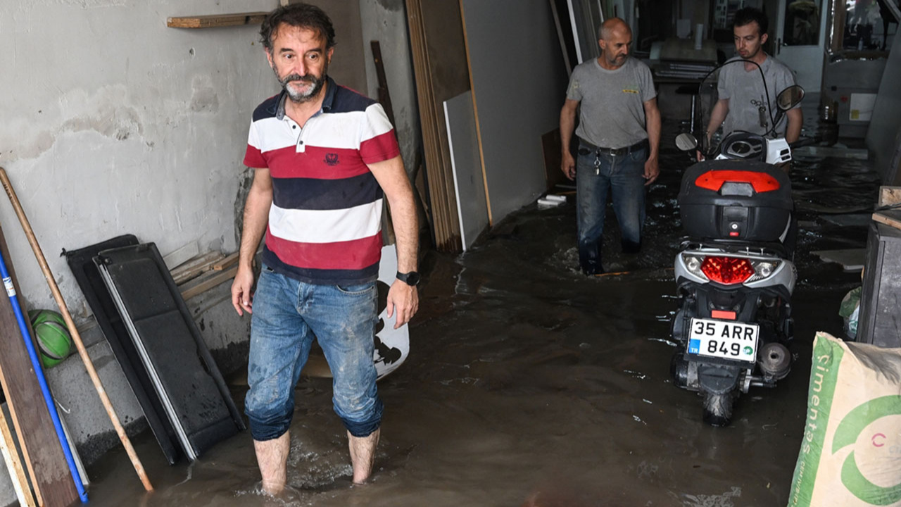 İzmir'i yine su bastı! Sağanak yağış hayatı olumsuz etkiledi!