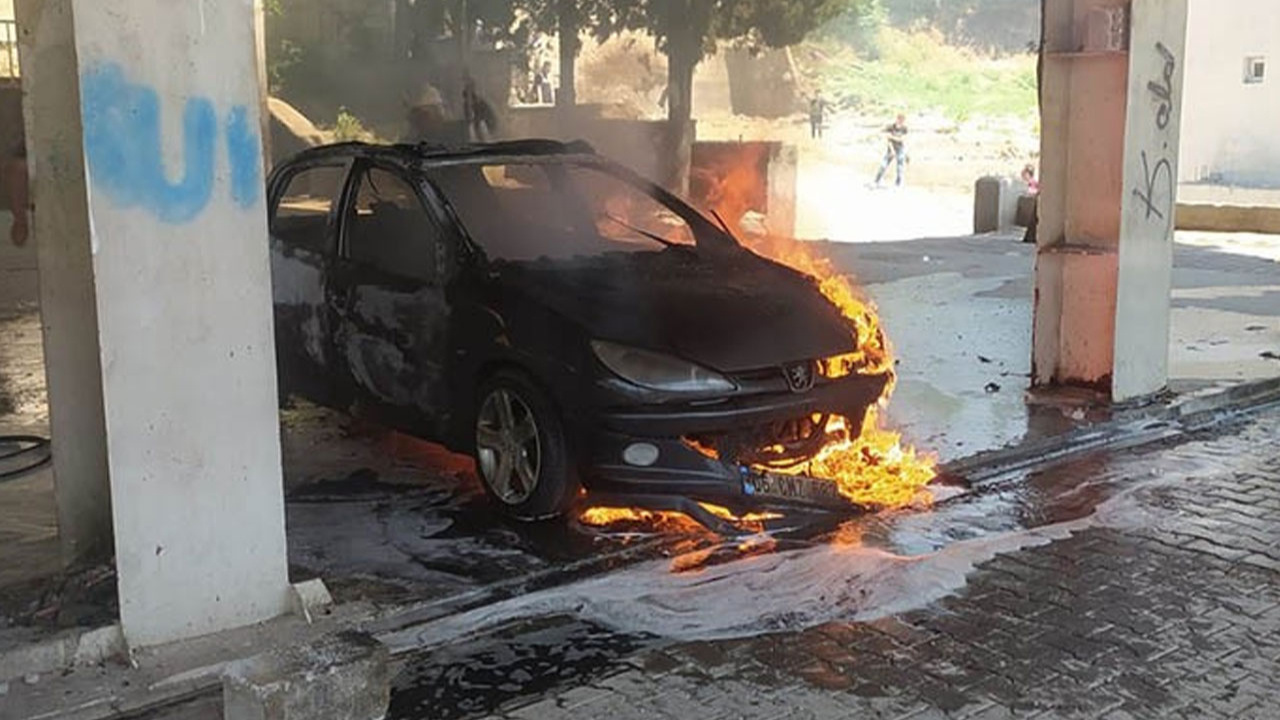 Kahramanmaraş'ta park halindeki otomobil cayır cayır yandı