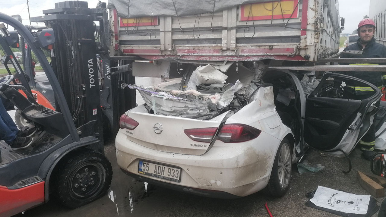 Samsun'da otomobil tırın altına girdi! Sürücü hayatını kaybetti!