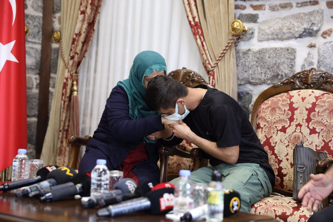 8 yıl sonra bir araya geldiler gözyaşları sel oldu! Diyarbakır annelerinden biri daha evladına kavuştu