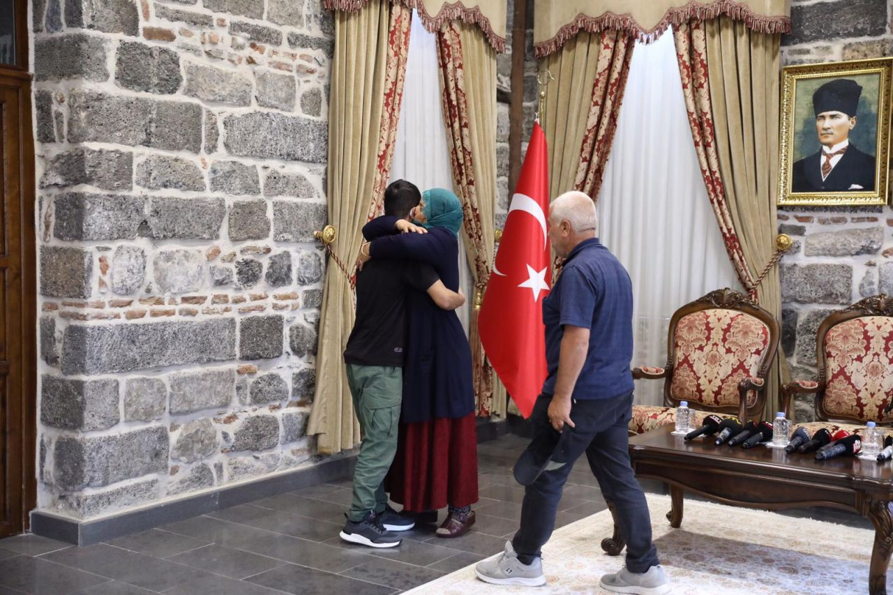 8 yıl sonra bir araya geldiler gözyaşları sel oldu! Diyarbakır annelerinden biri daha evladına kavuştu