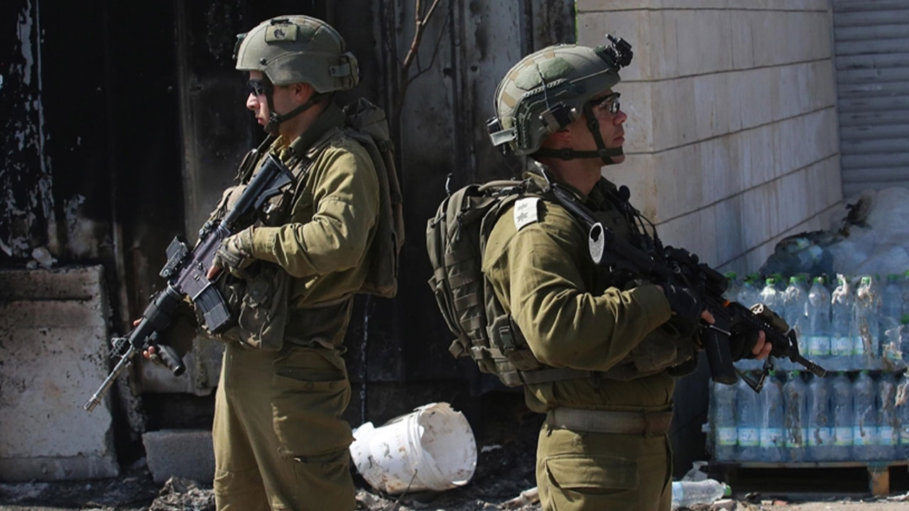 İsrail askerleri Batı Şeria'da 33 Filistinliyi gözaltına aldı!