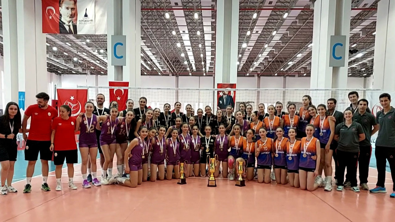 Voleybol Türkiye Şampiyonası midi kızlarda birincilik VakıfBank'ın