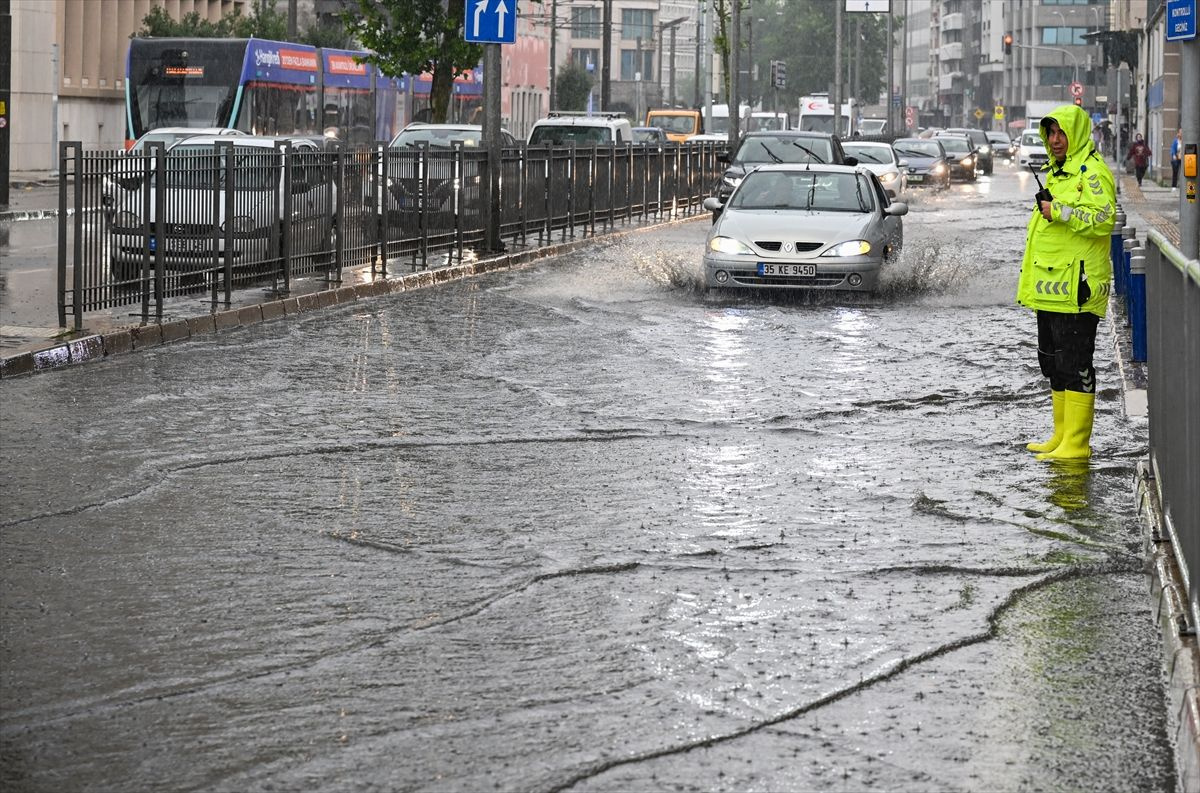 İzmir'de sağanak yağış hayatı olumsuz etkiledi! Her yeri su bastı!