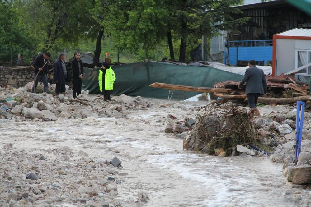 Eskişehir'i sel vurdu! Felakette 3 ev yıkıldı, çok sayıda hayvan telef oldu