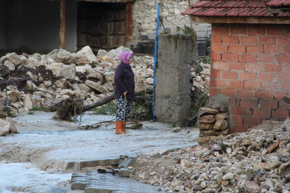 Eskişehir'i sel vurdu! Felakette 3 ev yıkıldı, çok sayıda hayvan telef oldu