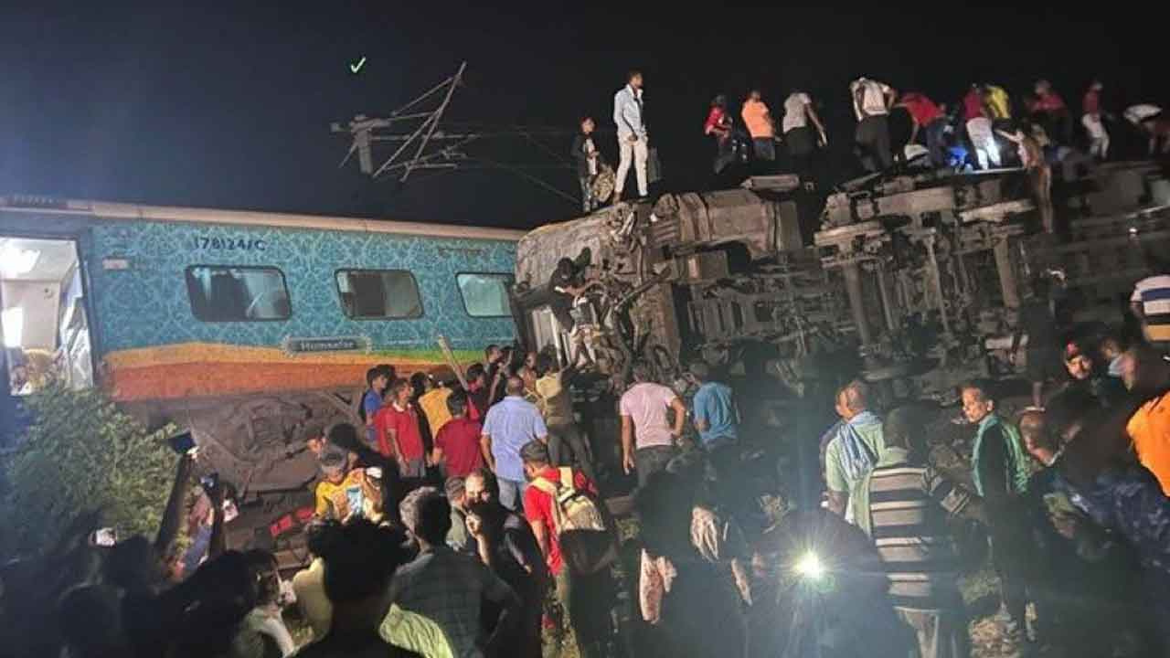 Hindistan’da tren kazası: Çok sayıda ölüler ve yaralılar var! Olay yerinden ilk görüntüler...