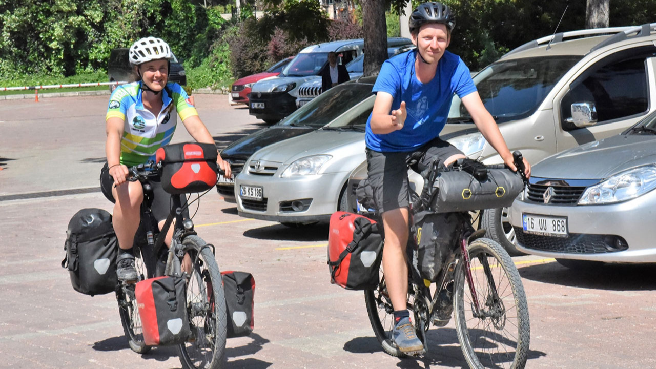 Bisikletleriyle dünya turuna çıkan Hollandalılar Bilecik'te mola verdi