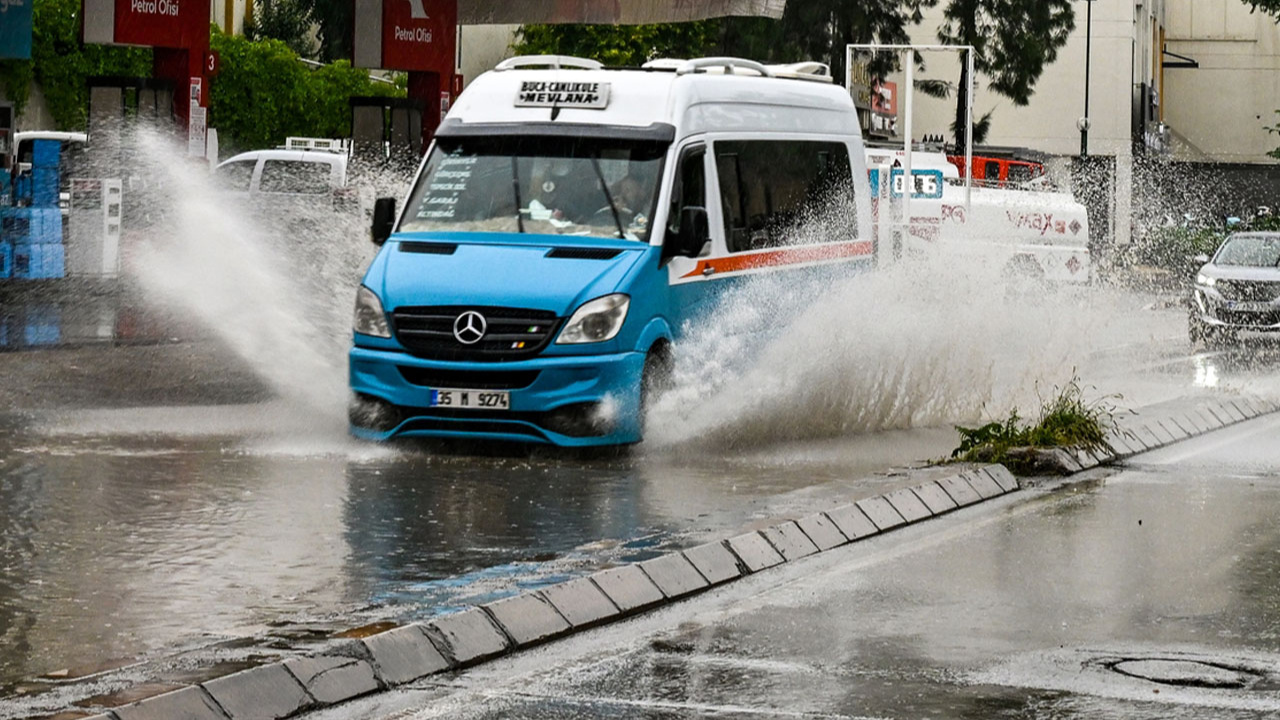 İzmir'de sağanak yağış hayatı olumsuz etkiledi! Her yeri su bastı!
