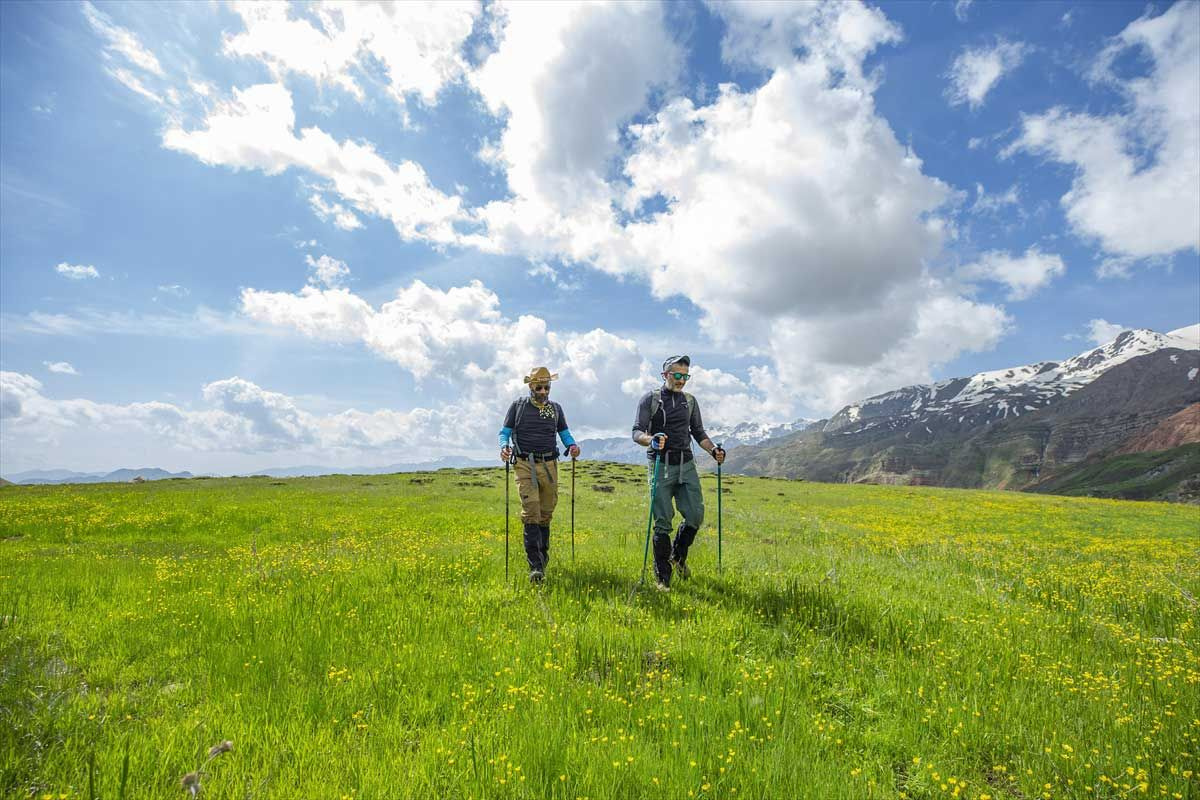 Tunceli'nin zirvelerinde kar ve bahar bir arada