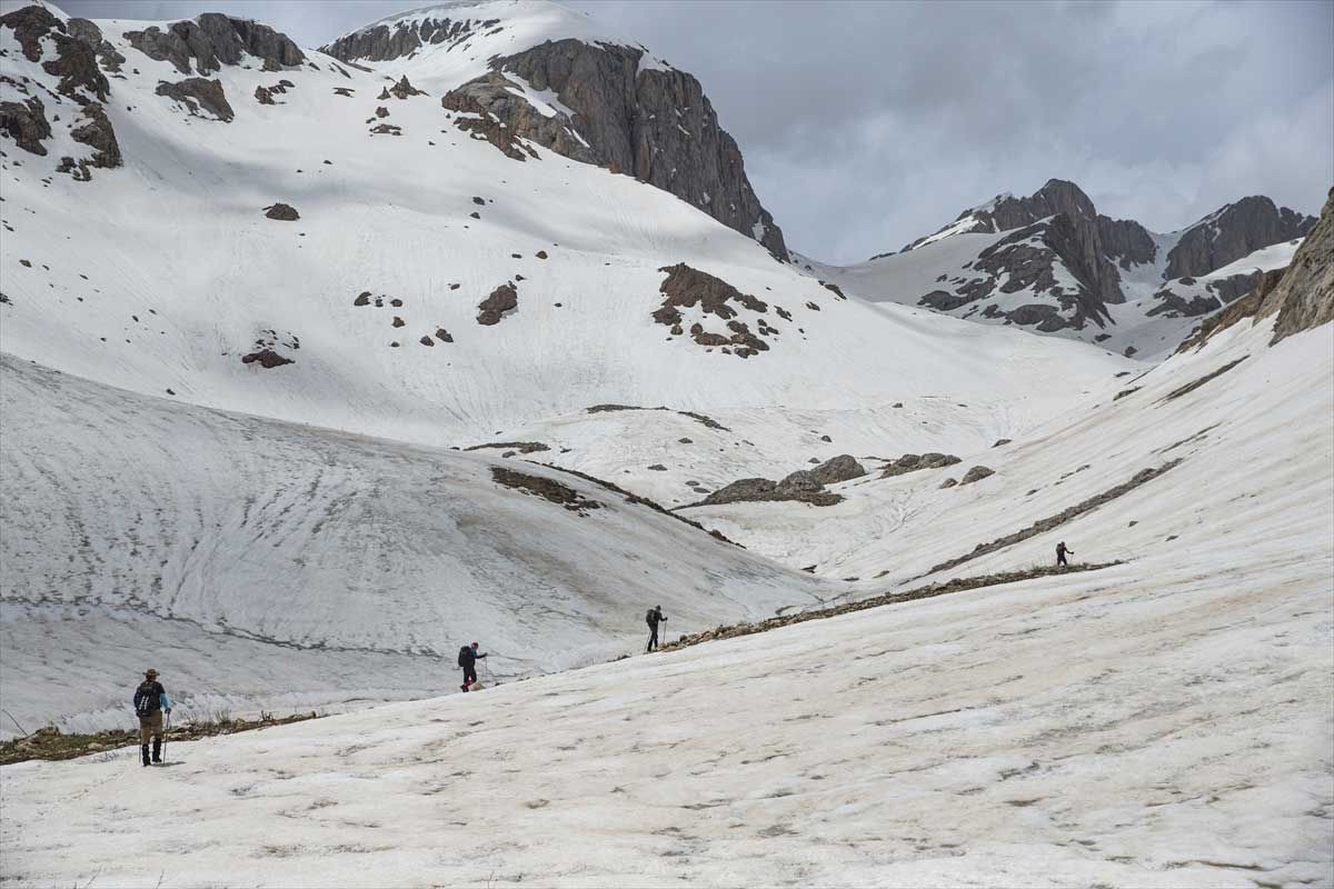 Tunceli'nin zirvelerinde kar ve bahar bir arada