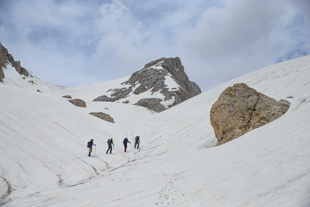 Tunceli'nin zirvelerinde kar ve bahar bir arada