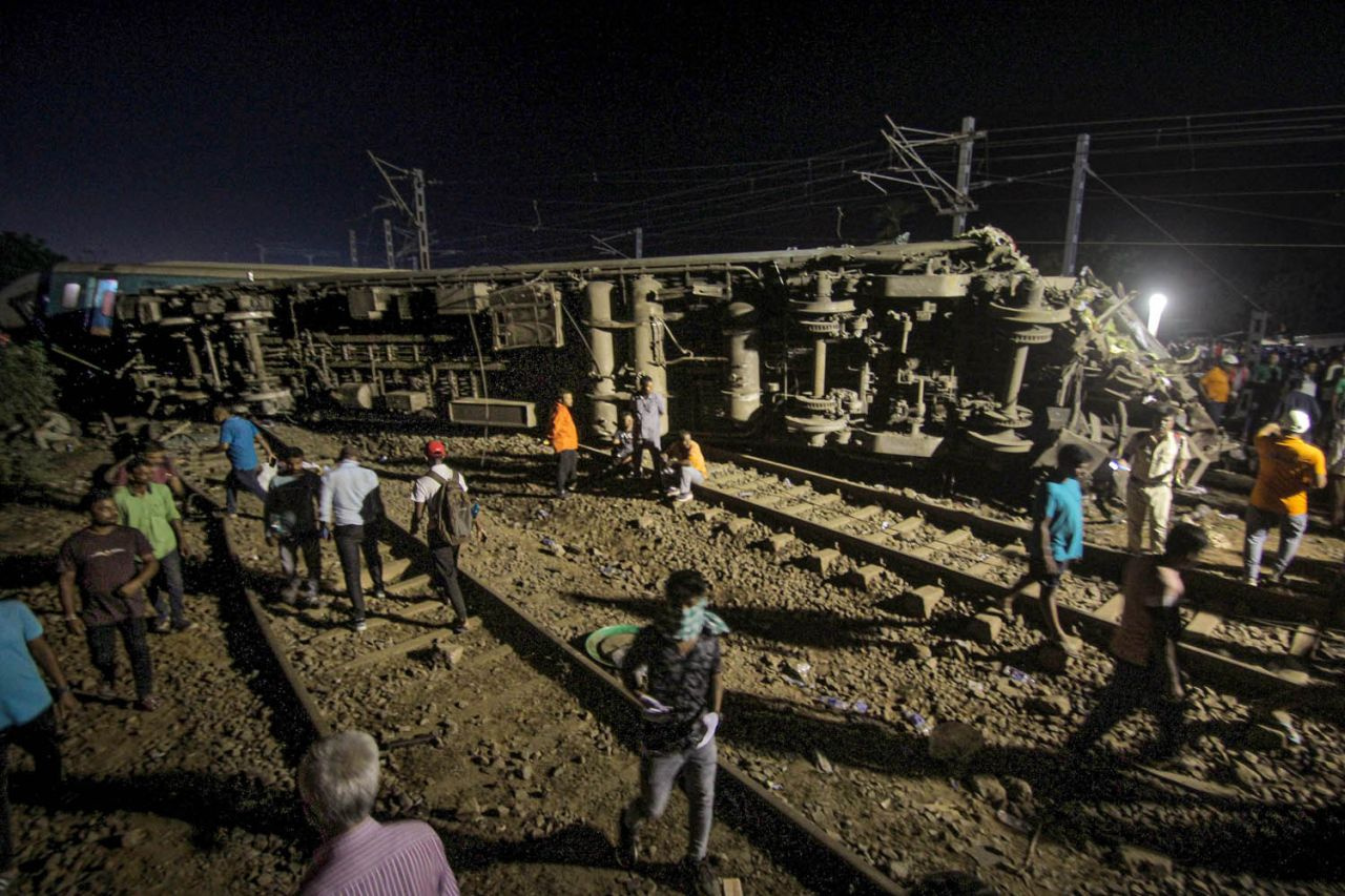 Hindistan'da durum çok kötü Türkiye'den taziye mesajı! Katliam gibi kazada ölü sayısı 288 oldu