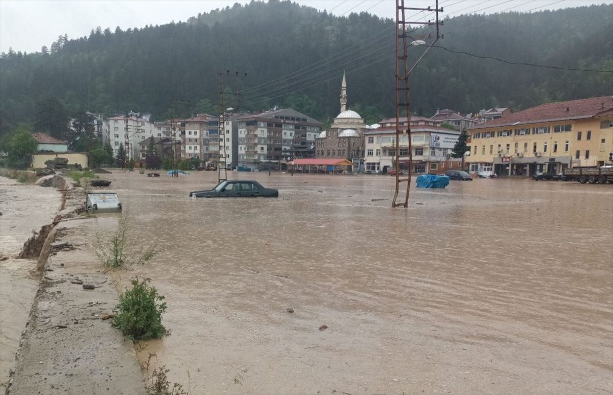 Kastamonu’da sel: Araçlar suda sürüklendi, ev ve işyerlerini su bastı