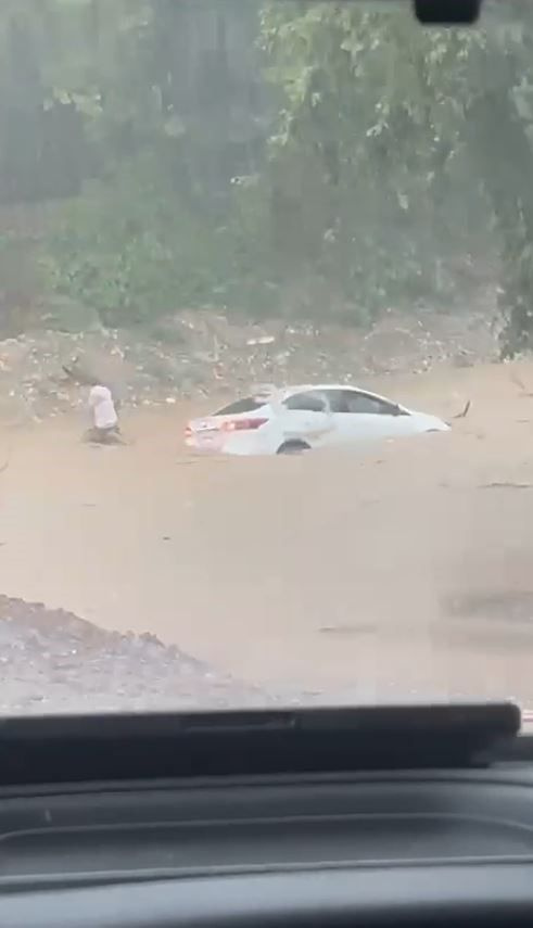 Antalya’da şiddetli yağmur hayatı felç etti! Otomobil sel sularıyla sürüklendi