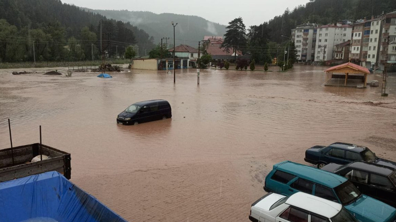 Kastamonu’da sel: Araçlar suda sürüklendi, ev ve işyerlerini su bastı