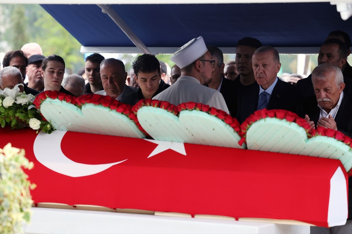 Mehmet Barlas son yolcuğuna uğurlandı, Cumhurbaşkanı Erdoğan tabuta omuz verdi