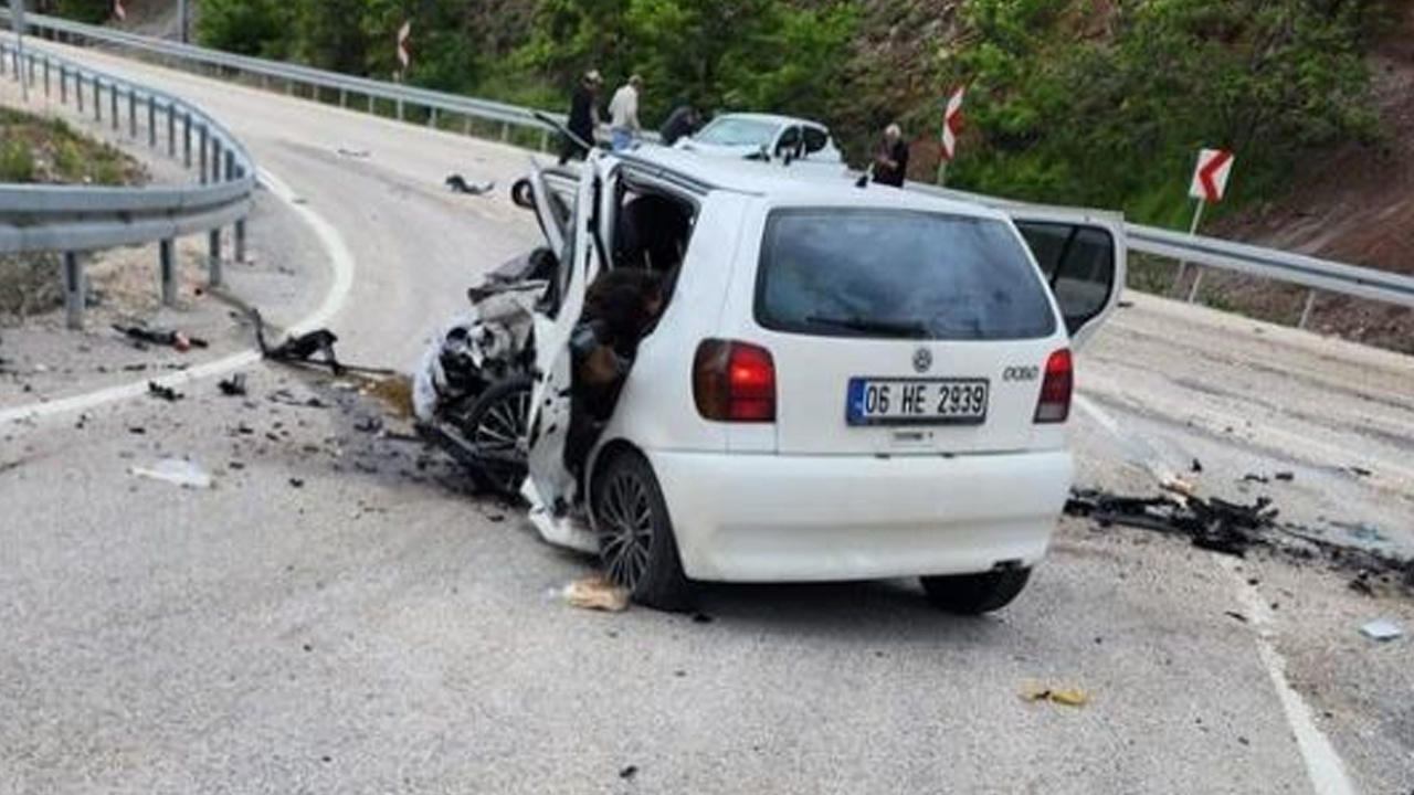 Ankara'da feci kaza! 2 otomobil kafa kafaya çarpıştı; ölü ve yaralılar var
