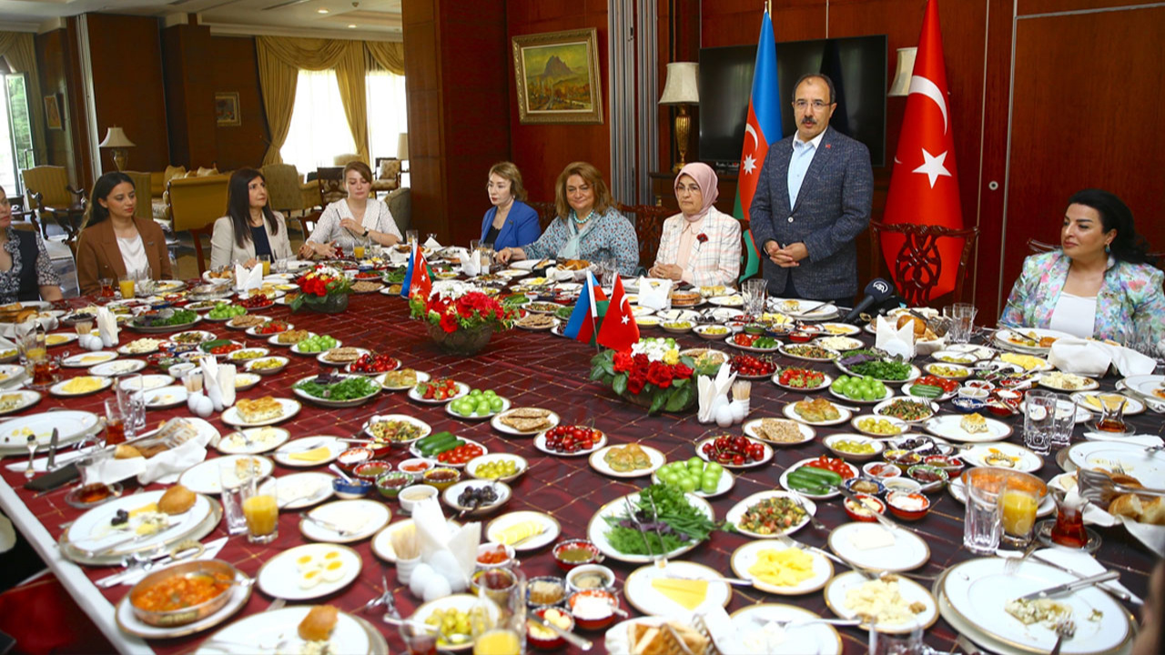 Dünya Kahvaltı Günü'nde Azerbaycan'da Türk kahvaltısı tanıtıldı