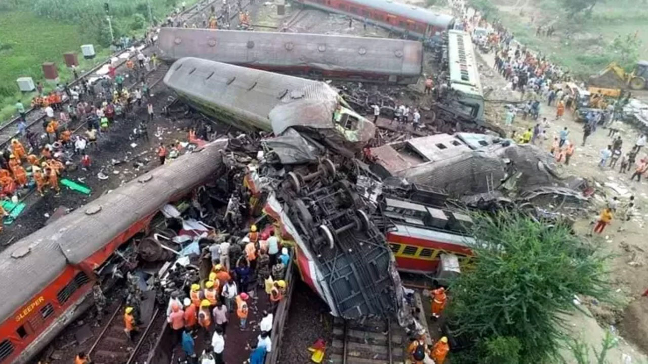 Hindistan'da tren kazasında en az 288 kişi öldü