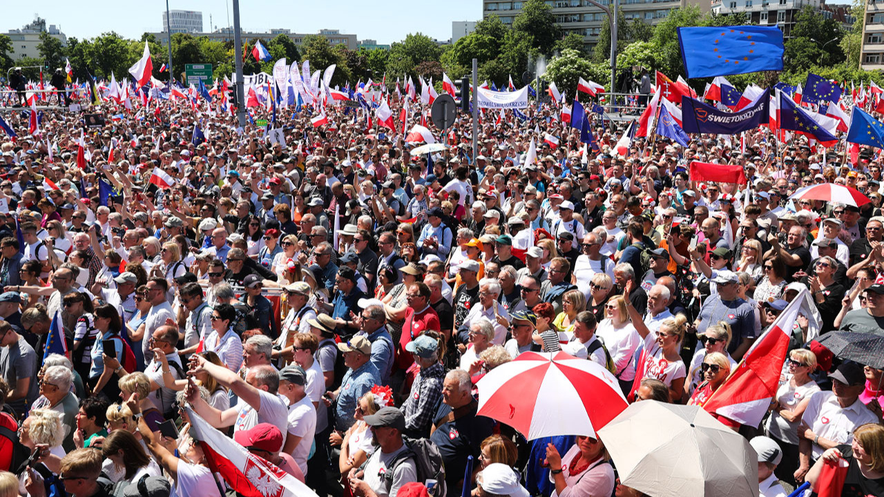 Polonya'da halk, "son yılların en büyük siyasi protestosu" için bir araya geldi