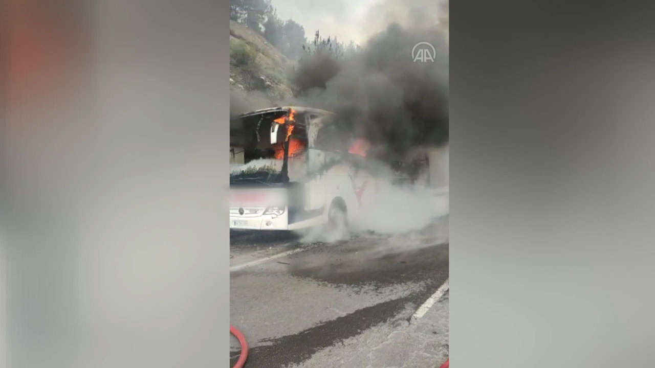 Adana'da seyir halindeki otobüste yangın çıktı! Otobüs cayır cayır yandı!