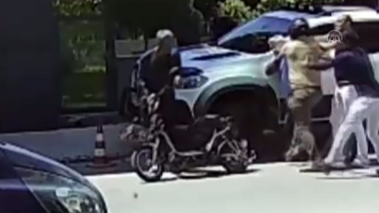 Antalya'da sürücüler kavga ederken motosiklet böyle çalındı!