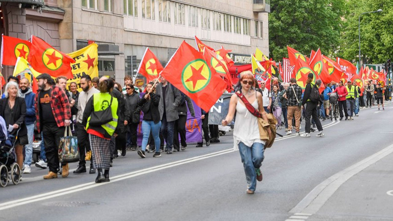 İsveç’te PKK paçavralarıyla Türkiye’yi protesto ettiler!