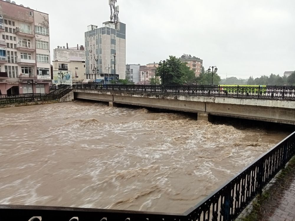 Şiddetli yağış sonrası çay taştı! Samsun'da köprüler trafiğe kapatıldı okullar tatil edildi
