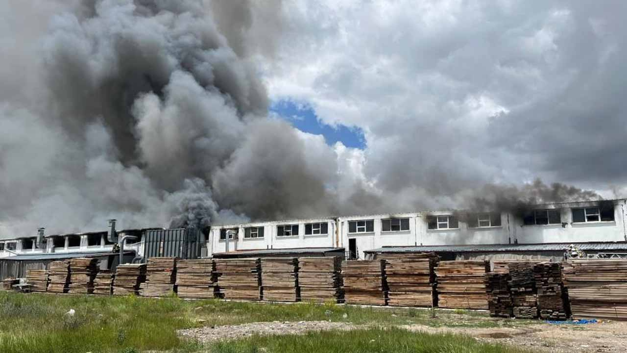 Başkentteki fabrika yangınında 4 kişi dumandan etkilendi