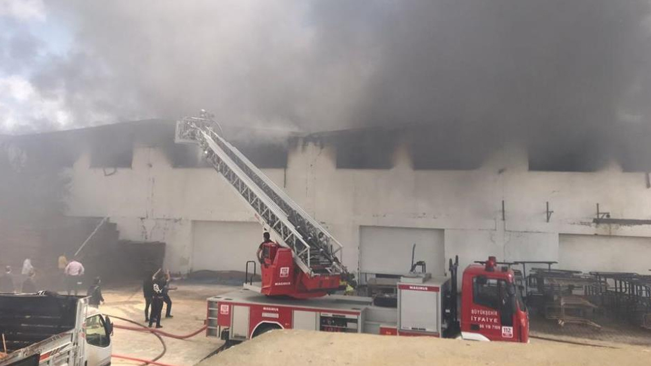 Ankara'da korkutan yangın! Mobilya fabrikasını alevler sardı 4 kişi dumandan etkilendi