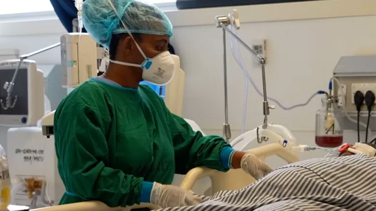 Yüksek maaşı duyan İngiltere'ye göçtü Gana'da sağlık sistemi çökme noktasında