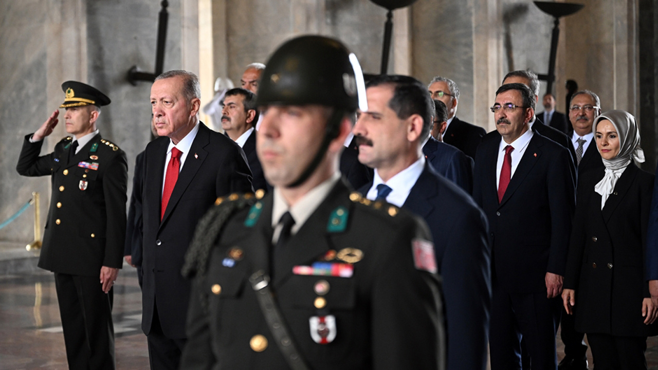 Cumhurbaşkanı Erdoğan ve yeni kabine üyelerinin Anıtkabir ziyaretinden dikkat çeken fotoğraflar