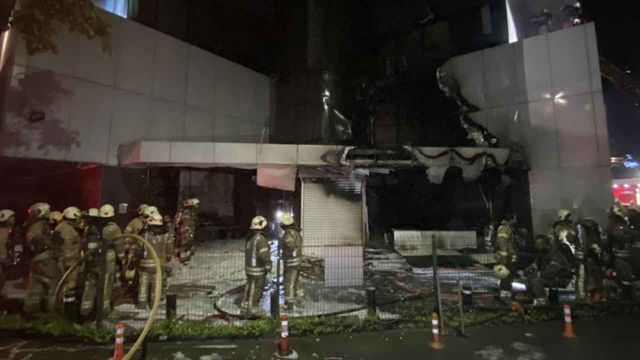 Zeytinburnu'ndaki teknoloji mağazası alev alev yandı