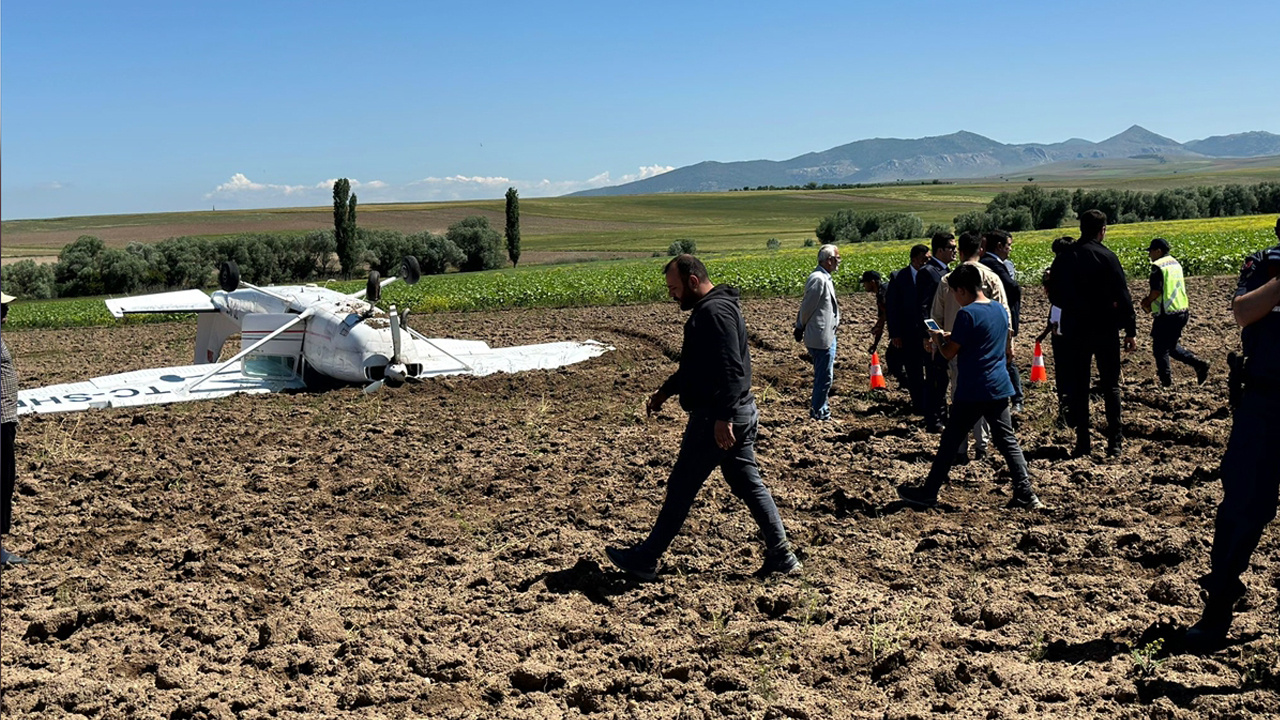 Aksaray'da eğitim uçağı düştü! Pilotların sağlık durumuyla ilgili Vali Aydoğdu'dan açıklama