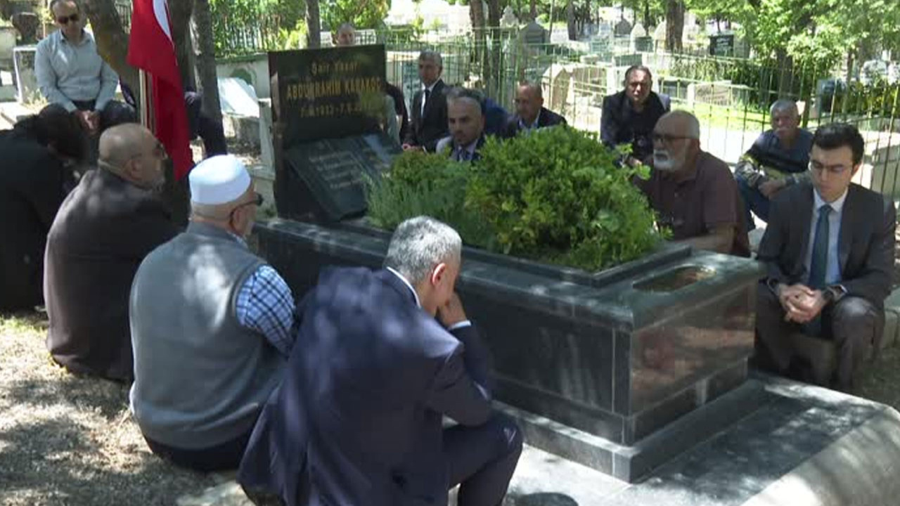 Abdurrahim Karakoç, vefatının 11'inci yılında mezarı başında anıldı