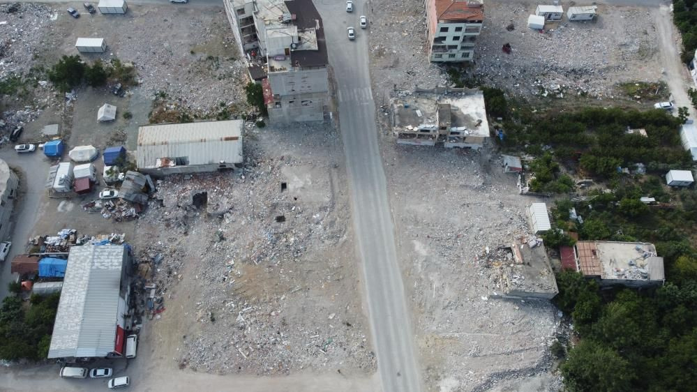 Depremin vurduğu Samandağ'da binaların yerini boş meydanlar aldı!