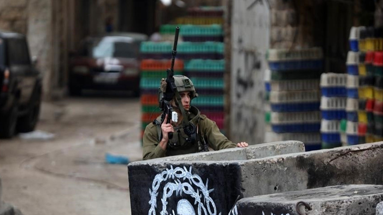İsrail işgal altında tuttuğu Batı Şeria'da 25 Filistinliyi gözaltına aldı