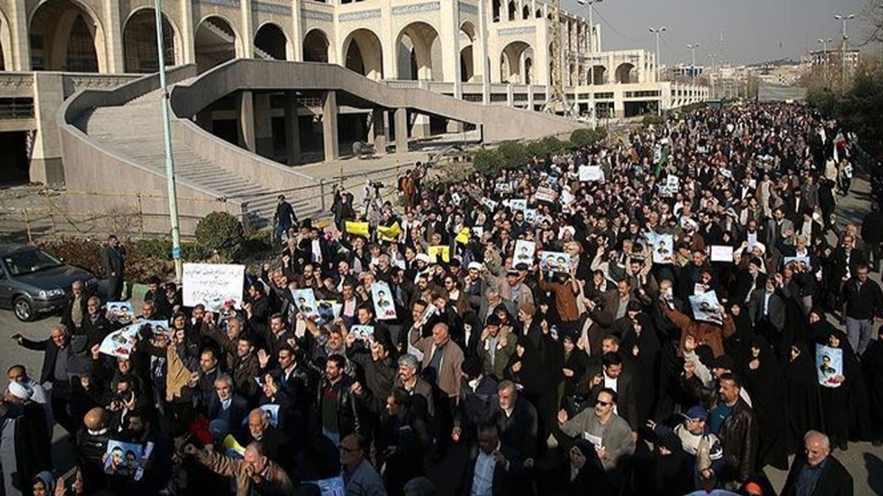 İran'da Cuma protestoları bugün de devam etti.