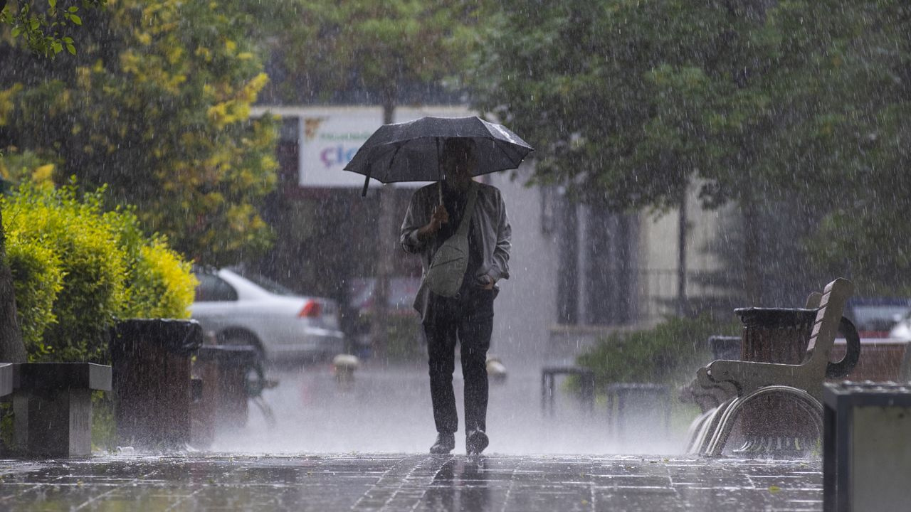 'Dikkat!' diyerek hayati uyarı yaptı: 3 şehirde sel bekleniyor! Meteoroloji 24 şehri uyardı sağanak alarmı!